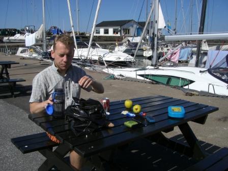 Jan spiser frokost ved Kullen havn